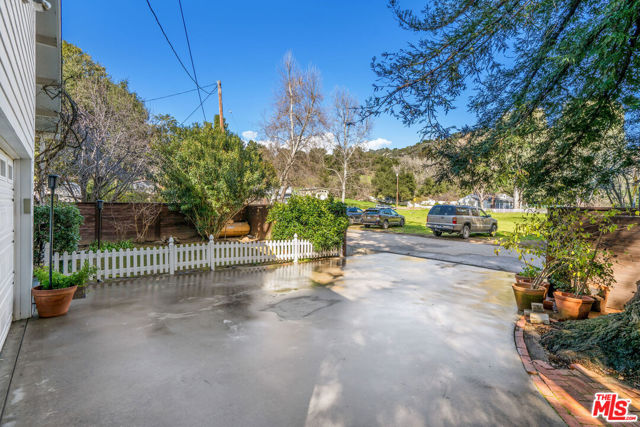 1514 Willow Drive, Topanga CA: https://media.crmls.org/mediaz/39cf084f-bc35-487d-b862-4af58ae3e1dc.jpg