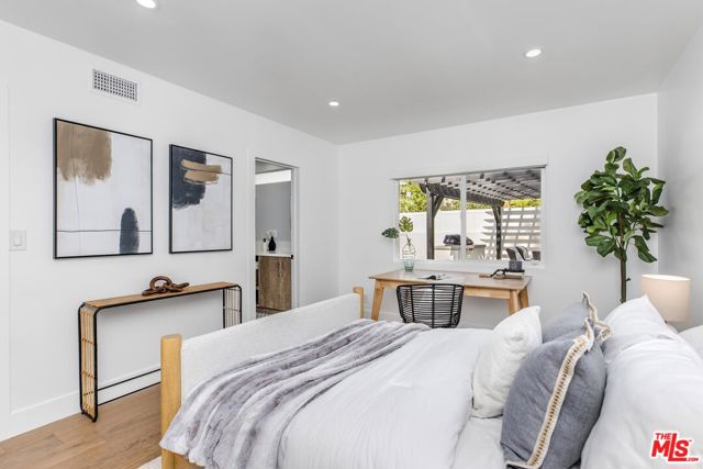 5200 Del Moreno Drive, Woodland Hills CA: https://media.crmls.org/mediaz/39cf58b4-b1b6-464f-886f-f8c3cb62727a.jpg