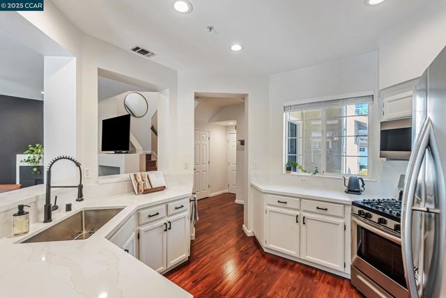 10630 Roys Hill Ln, Dublin CA: https://media.crmls.org/mediaz/39cffa1d-f7eb-4522-8860-c31565a0f894.jpg