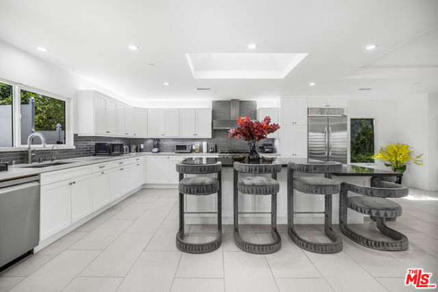 18202 Rancho Street, Tarzana CA: https://media.crmls.org/mediaz/39d0cfbd-1d50-4fd2-b7dc-182431b494b1.jpg