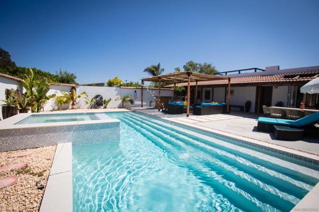 1047 Highland Dr, Del Mar CA: https://media.crmls.org/mediaz/39d11407-7160-45c7-a4ea-4f34f58e13c2.jpg