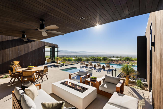 2085 Desert Flower Court, Palm Springs CA: https://media.crmls.org/mediaz/39d216f4-f287-487a-a99e-809d2dfee701.jpg