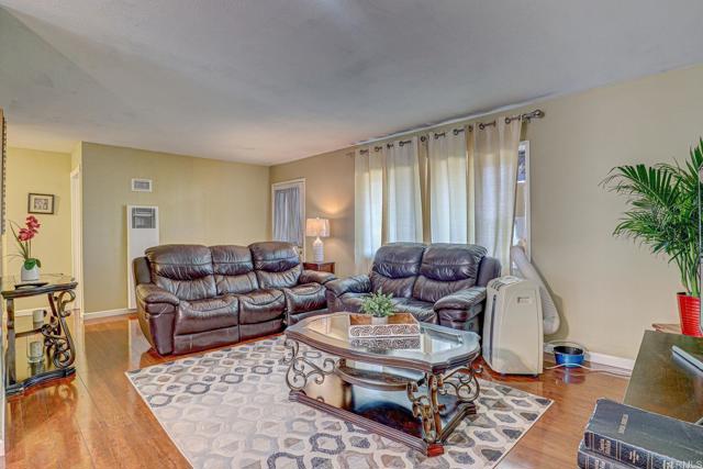 Detail Gallery Image 4 of 19 For 524 Parkbrook St, Spring Valley,  CA 91977 - 3 Beds | 1/1 Baths