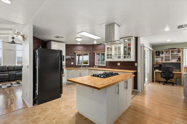 3535 Linda Vista Drive, San Marcos CA: https://media.crmls.org/mediaz/39d32794-f79a-46eb-89ab-5bb85fcab197.jpg