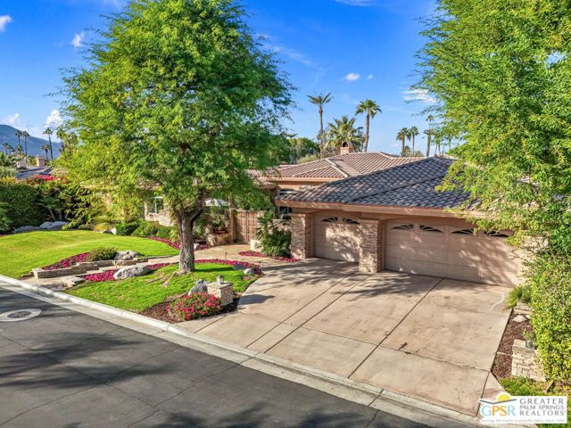 2 Varsity Circle, Rancho Mirage CA: https://media.crmls.org/mediaz/39d34123-fce9-4fa7-bd5d-3388920695af.jpg