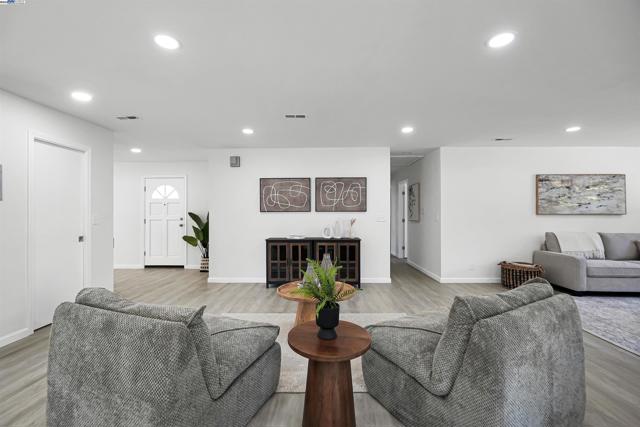 1662 Dorchester Pl, Concord CA: https://media.crmls.org/mediaz/39d496db-fbf8-4b68-9fdb-5ec845b4b8c6.jpg