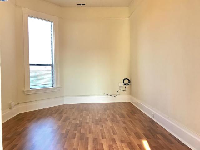 1707 Lincoln Ave, Alameda CA: https://media.crmls.org/mediaz/39d57037-69f8-4ccc-a63c-6d2256c77aa3.jpg