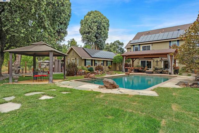 6745 Alisal St, Pleasanton CA: https://media.crmls.org/mediaz/39d5a138-4a3b-4487-a8cd-559f3b3d709f.jpg