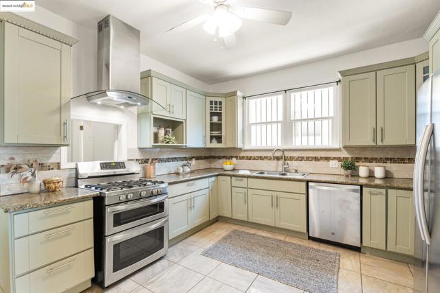 2005 36th Avenue, Oakland CA: https://media.crmls.org/mediaz/39d61e12-df17-4a08-a577-a4f2ead43a30.jpg