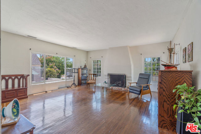 2310 Santa Anita Avenue, Altadena CA: https://media.crmls.org/mediaz/39d6476e-0480-45df-bed1-8921f3cb2b0b.jpg