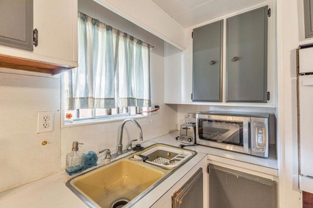 500 W 10 Street, Gilroy CA: https://media.crmls.org/mediaz/39d74da2-ac96-4b36-91ec-c445201605eb.jpg