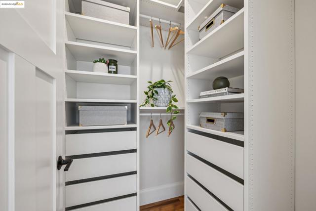 6426 Benvenue Ave, Oakland CA: https://media.crmls.org/mediaz/39d81169-f4a8-403b-a541-56c8d61cb2bb.jpg