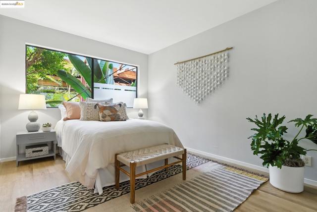 5321 Miles Ave, Oakland CA: https://media.crmls.org/mediaz/39d82ce7-48ba-4b95-82c7-d8f37449f303.jpg