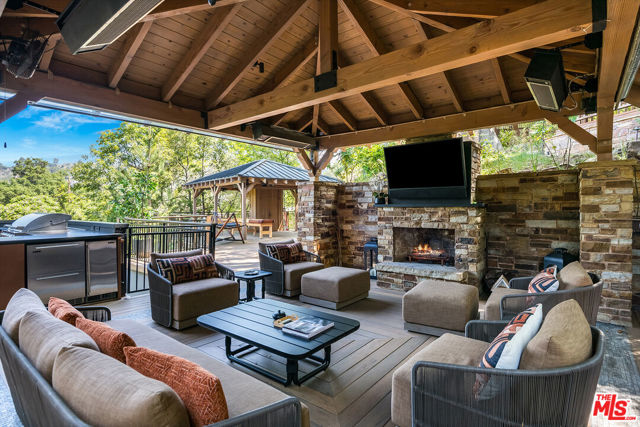 3000 Cornwall Drive, Glendale CA: https://media.crmls.org/mediaz/39d83d46-f102-4fa3-8727-07e583a17d66.jpg
