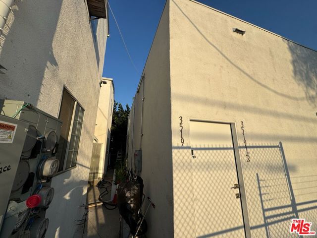 3519 1/2 Denker Avenue, Los Angeles CA: https://media.crmls.org/mediaz/39d859fe-e00b-43f4-ae83-aed93e2918cc.jpg