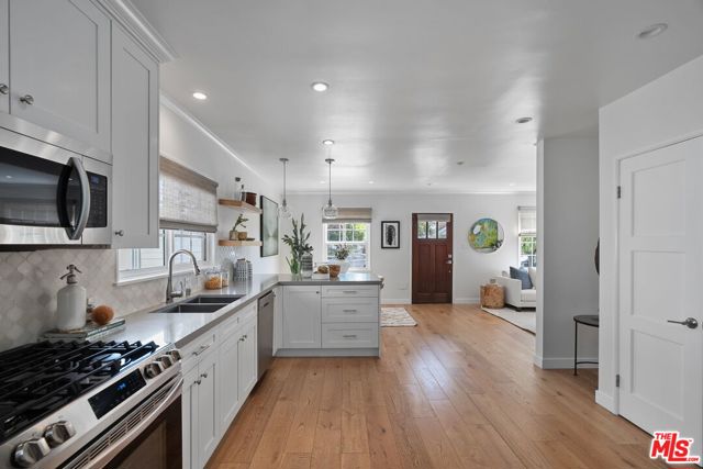 3627 Veteran Avenue, Los Angeles CA: https://media.crmls.org/mediaz/39d87dbf-cf51-4e6b-ad34-5e70f89d10a0.jpg