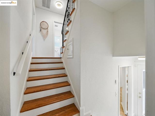 3712 Maple AVE, Oakland CA: https://media.crmls.org/mediaz/39d910dc-654a-46fd-aa16-8a65d4a445e7.jpg