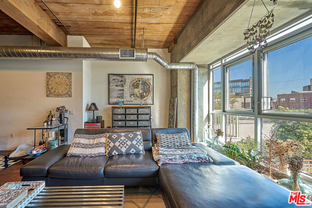 530 S Hewitt Street, Los Angeles CA: https://media.crmls.org/mediaz/39da159b-e5f5-42be-b489-a225bb722e02.jpg