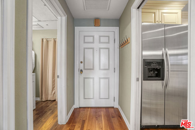 4401 Moorpark Way, Toluca Lake CA: https://media.crmls.org/mediaz/39da3f29-d7ec-4882-8dec-9d1ecf9750f3.jpg