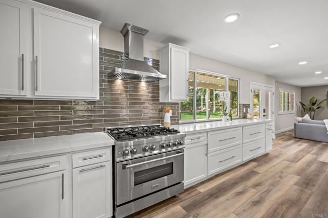 Detail Gallery Image 13 of 28 For 325 Santa Helena Dr, Solana Beach,  CA 92075 - 6 Beds | 4 Baths
