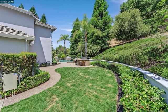 4253 Golden Oak Ct, Danville CA: https://media.crmls.org/mediaz/39daebde-1e5a-4d69-bc67-57ebc138a36e.jpg