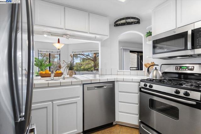 21103 Gary Dr, Hayward CA: https://media.crmls.org/mediaz/39db3940-6185-46ee-8b4b-5fd0e3c6afd1.jpg
