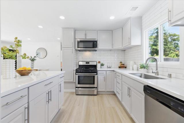 571 Hamilton Avenue, Menlo Park CA: https://media.crmls.org/mediaz/39dd5a95-a8fd-4d02-a5ff-08523578c0a9.jpg