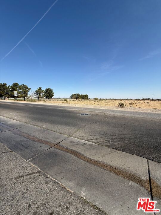 1001 Del Cerro Street, Victorville CA: https://media.crmls.org/mediaz/39deefd7-25e5-42d0-90a3-21908b3f8c70.jpg