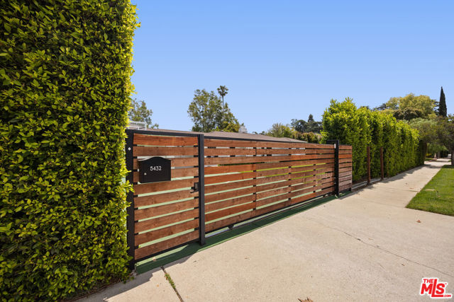 5432 Fulton Avenue, Sherman Oaks CA: https://media.crmls.org/mediaz/39df021f-8008-468c-a3b4-529ddd64d07d.jpg