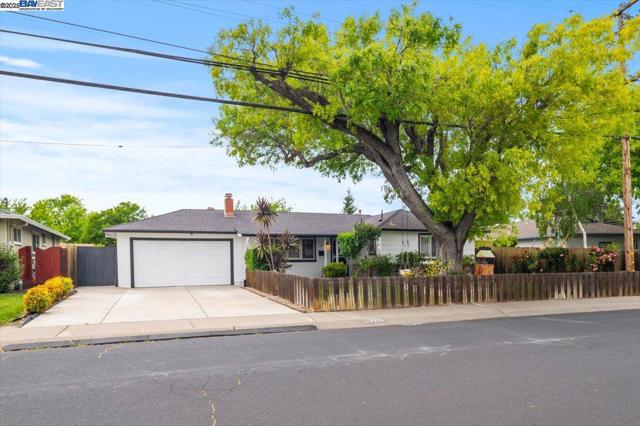 3231 Esperanza Dr, Concord CA: https://media.crmls.org/mediaz/39df4573-541d-4206-8ca1-5e3bfdd146da.jpg