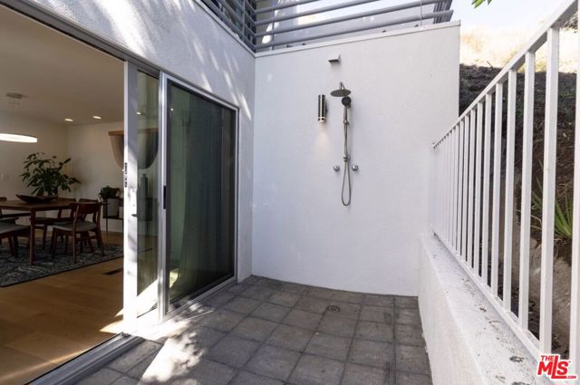 21349 Rambla Vista, Malibu CA: https://media.crmls.org/mediaz/39dfa4ce-de44-4e33-a7c3-f129d59d3210.jpg