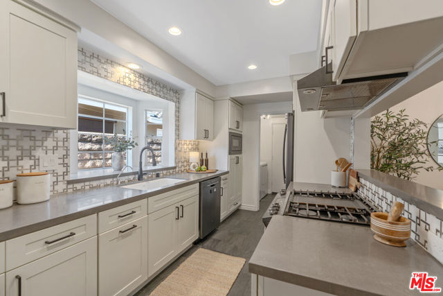 10037 Sunnybrae Avenue, Chatsworth CA: https://media.crmls.org/mediaz/39dfdc89-8fc6-4d26-8816-4d4a3615dde8.jpg
