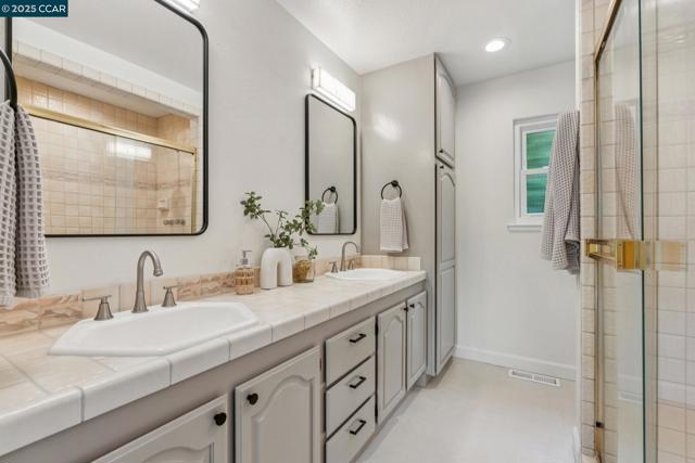 8 Southwaite Ct, Orinda CA: https://media.crmls.org/mediaz/39dfe7b4-524d-4678-b25c-4ccb3ede72bc.jpg