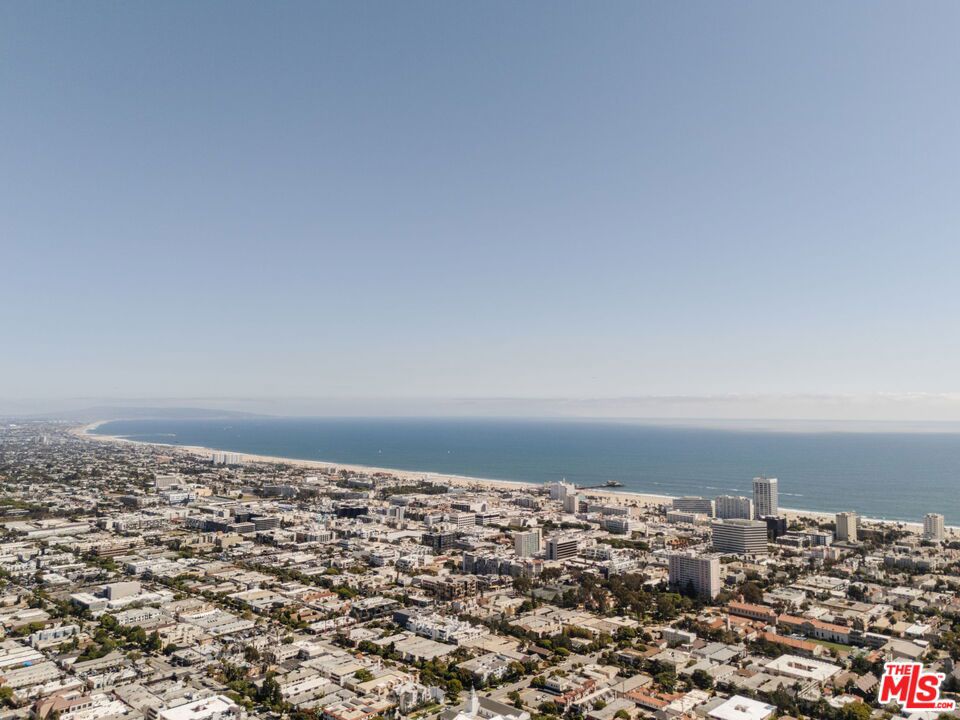 https://media.crmls.org/mediaz/39e0f9b9-6356-4ff1-8809-6d8882a55e9e.jpg?preset=X-Large