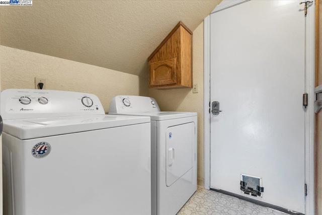 6444 Boone Dr, Castro Valley CA: https://media.crmls.org/mediaz/39e215d7-b2b1-44c0-b767-86aed4264f79.jpg