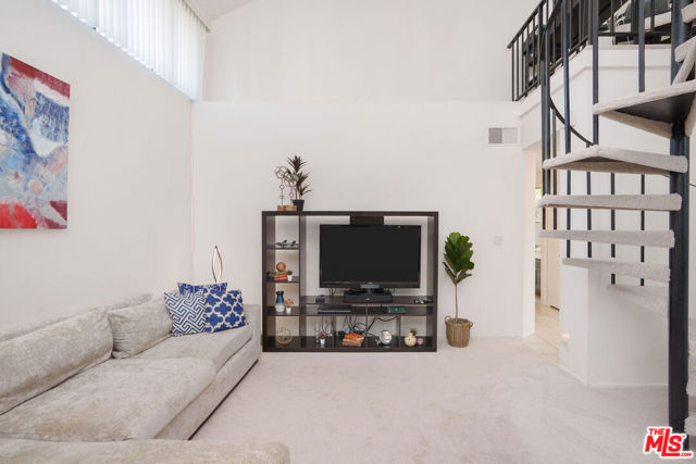 8114 Manitoba Street, Playa del Rey CA: https://media.crmls.org/mediaz/39e29fda-9bf5-4c5e-9b94-676819240470.jpg