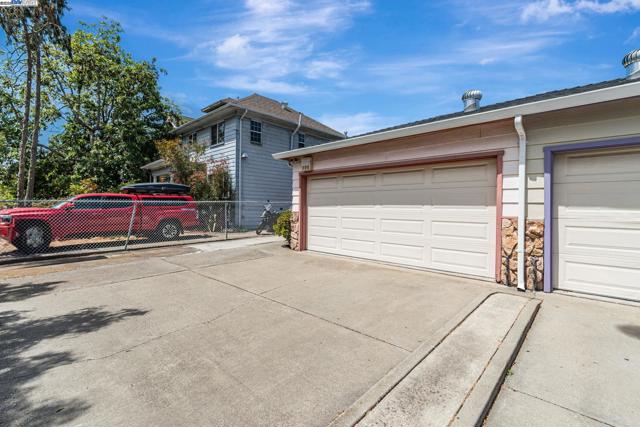 2538 E 16Th St, Oakland CA: https://media.crmls.org/mediaz/39e2a3cc-8d7b-42c0-92e4-fe5de986b616.jpg
