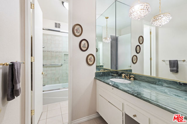 4949 Genesta Avenue, Encino CA: https://media.crmls.org/mediaz/39e47bd9-e881-450a-895c-ec7715aaedc9.jpg