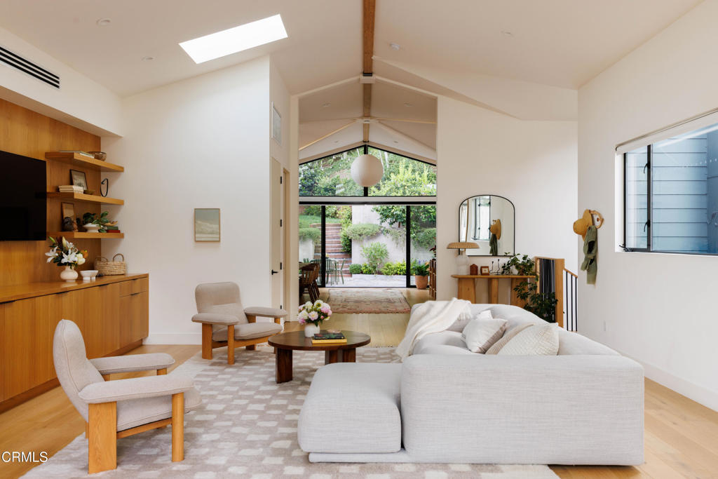 https://media.crmls.org/mediaz/39e4924f-96cc-4a63-a41f-cfb39c143272.jpg?preset=X-Large