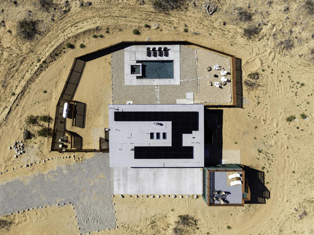 59130 Reche Road, Landers CA: https://media.crmls.org/mediaz/39e4cd8e-da56-4442-983d-4c35011a7bc1.jpg