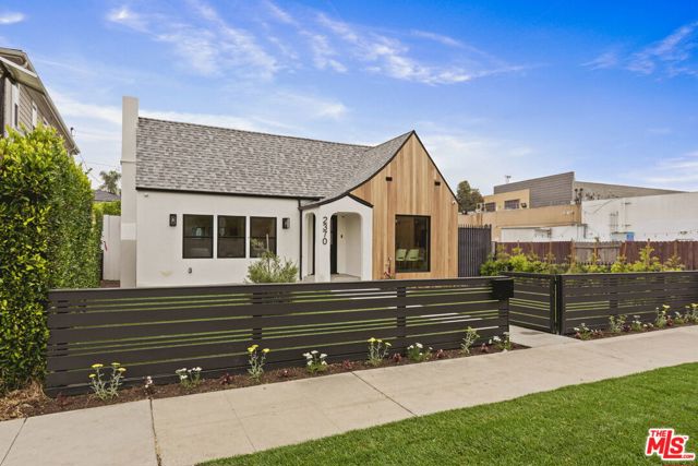 2370 Kelton Avenue, Los Angeles CA: https://media.crmls.org/mediaz/39e597f9-9bdb-49ae-9095-5a8d812d500a.jpg