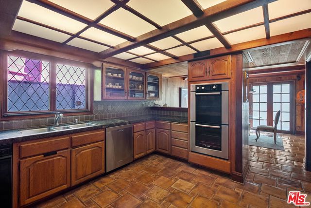 1610 N Beverly Drive, Beverly Hills CA: https://media.crmls.org/mediaz/39e711fa-8efa-411a-b034-c8d0d36748b7.jpg