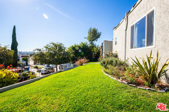 1301 S Hudson Avenue, Los Angeles CA: https://media.crmls.org/mediaz/39e7fad6-f7fb-4403-9093-67531a09241f.jpg