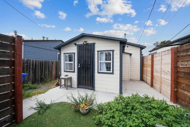 42 48 E 5Th Street, National City CA: https://media.crmls.org/mediaz/39e800be-2558-49d8-bdf2-48dffbc0159e.jpg
