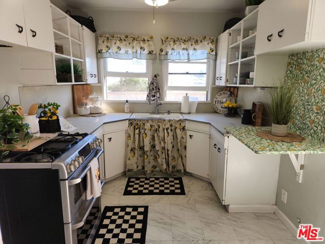 1633 Hickory Avenue, Torrance CA: https://media.crmls.org/mediaz/39e97ce0-871b-402a-b9ba-e6a0e6c24d57.jpg