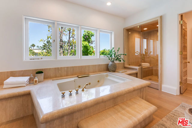 812 N Bedford Drive, Beverly Hills CA: https://media.crmls.org/mediaz/39e9ead8-1565-4204-bfac-d6567ec6d62c.jpg