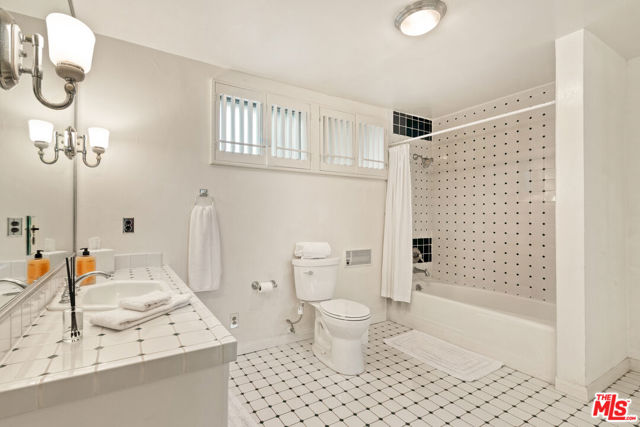 1148 COLDWATER CANYON Drive, Beverly Hills CA: https://media.crmls.org/mediaz/39eac703-59ea-42e8-b7f5-d25373c03429.jpg
