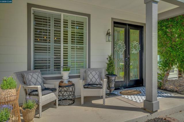 2856 Gardenside Ct, Brentwood CA: https://media.crmls.org/mediaz/39ebc4fa-19b6-45a5-9188-0e99baa772b4.jpg