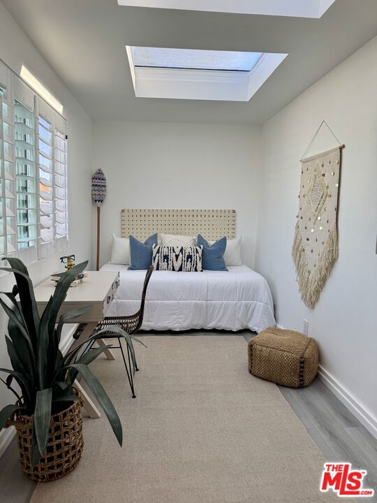 14 Mast Street, Marina del Rey CA: https://media.crmls.org/mediaz/39ece659-4305-426f-987c-422768df0202.jpg