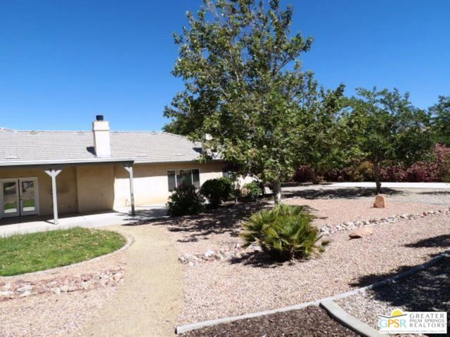 6950 Oak View Court, Oak Hills CA: https://media.crmls.org/mediaz/39ecf5d5-338d-40a6-8964-8d320c01cfd0.jpg